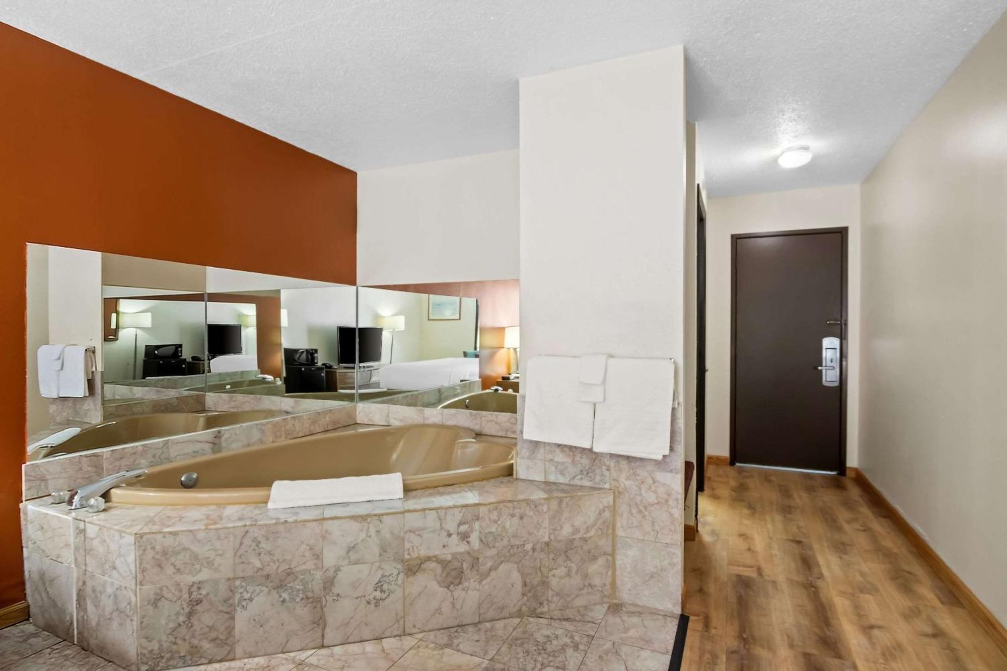 Econo Lodge Manistee Eksteriør bilde